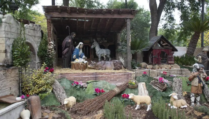 El belén de Xàtiva recrea la escena del nacimiento con San José, la Virgen María, el niño Jesús, animales y pastores.