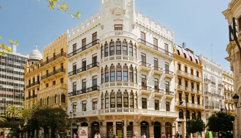 Edificio emblemático de la arquitectura en Valencia, con detalles neogóticos y balcones de hierro forjado.