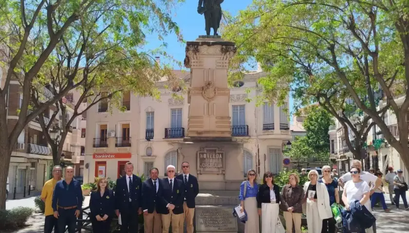 Grupo posa frente al monumento a Jorge Juan en Novelda. La casa natal de Jorge Juan se encuentra cerca.
