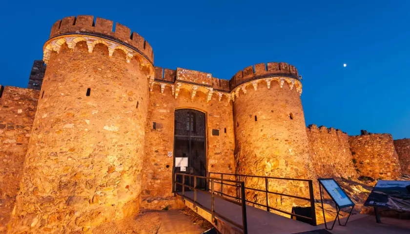 Impresionante entrada a uno de los castillos de la Comunidad Valenciana, iluminado al anochecer.