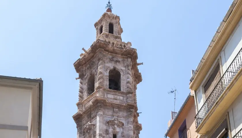 Torre barroca de Santa Catalina en Valencia, con detalles ornamentales y arcos.