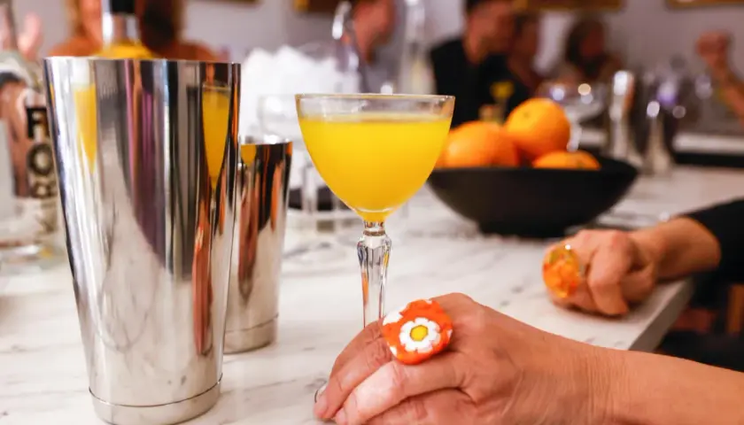 Un vaso de agua de valencia, con su vibrante color naranja, listo para ser disfrutado.