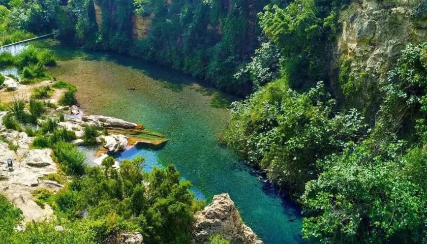 El lago de Anna, un oasis de aguas cristalinas rodeado de exuberante vegetación y rocas.