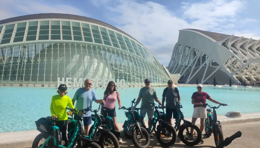 Grupo disfrutando de un fietstour Valencia frente a la Ciudad de las Artes y las Ciencias.