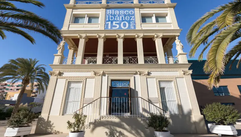La casa museo Blasco Ibáñez, con palmeras y un cielo azul, celebra los 150 años del escritor.