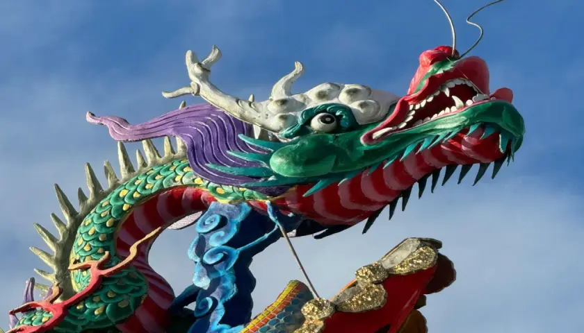 Dragón colorido celebra el año nuevo chino en Valencia.