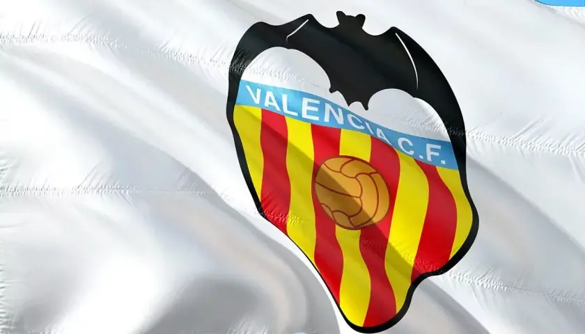 El escudo Valencia ondea orgulloso en una bandera blanca, mostrando el murciélago y las franjas rojas y amarillas.