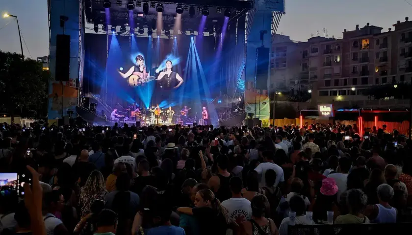 Multitud disfrutando del maror fest, con un gran escenario iluminado y artistas tocando.