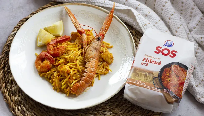 Deliciosa fideuá de Gandía con gambas y cigala, lista para disfrutar.