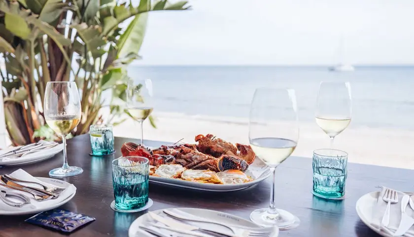 Marisco fresco y vino blanco, cosas típicas de Alicante, disfrutando de la brisa marina y el sol.
