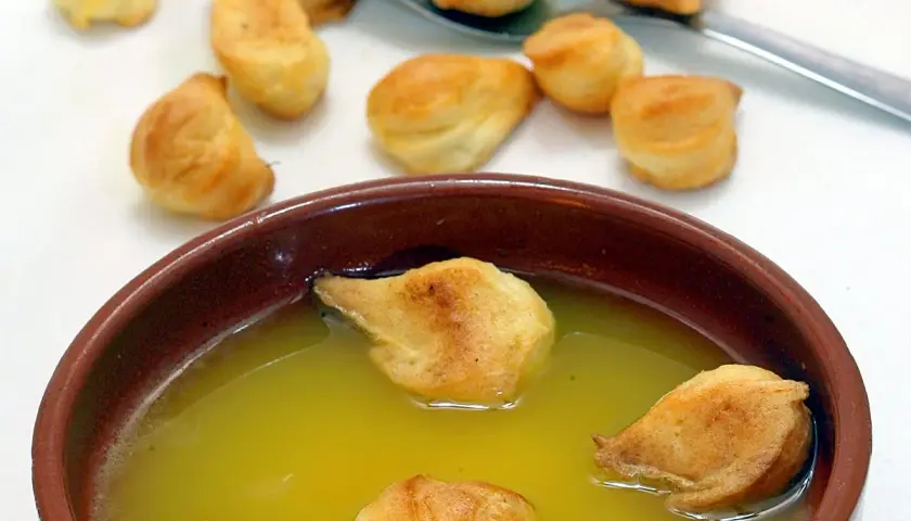 Un cuenco de sopa morellana con sus típicos bollos flotando.