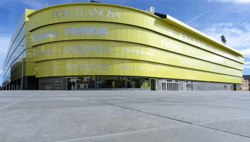 El **estadio La Cerámica** de color amarillo brillante, con el nombre del club Villarreal CF visible.