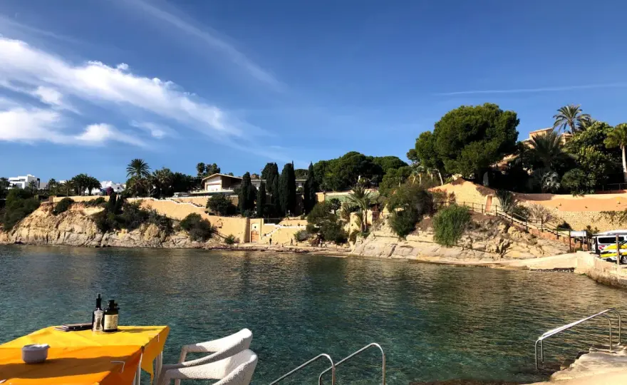 Cala Les Bassetes - ¿Playa o aventura? Descubre su secreto
