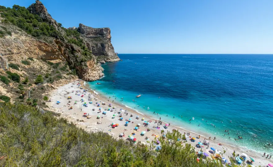 Cala Moraig: ¿Cómo visitarla sin sorpresas? Guía completa