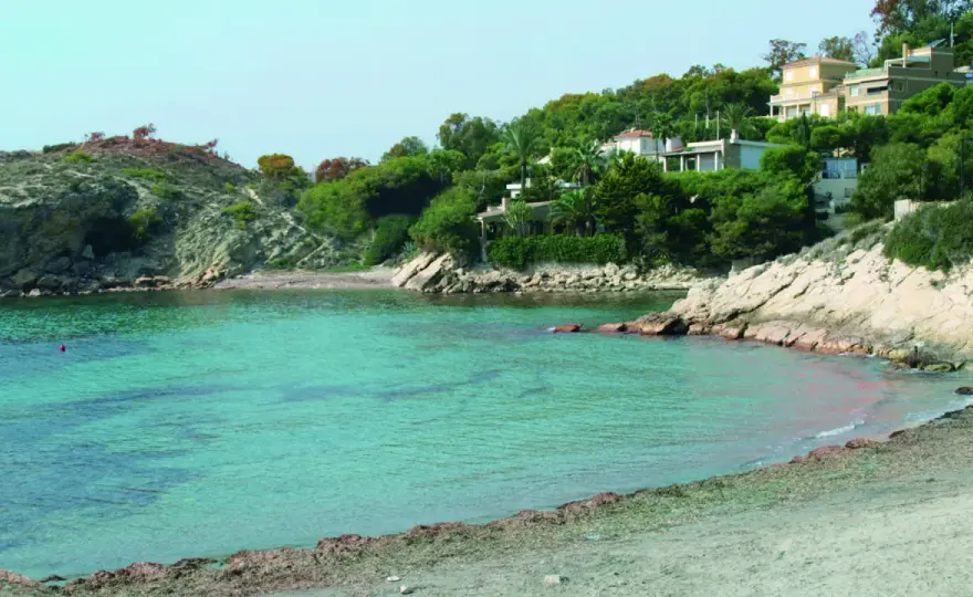 Cala d'Enmig, El Campello - ¿Playa o refugio natural?