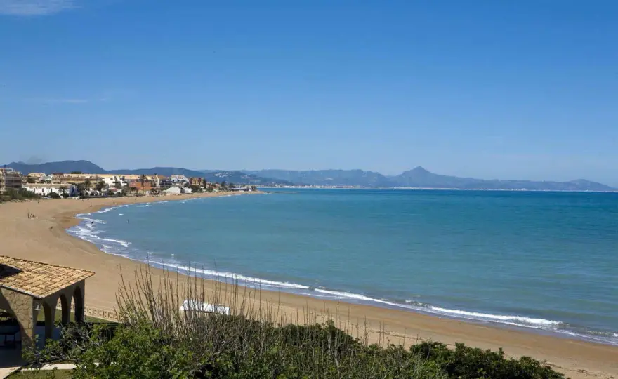Playa Les Bovetes Dénia - ¿La mejor opción para tu día de playa?