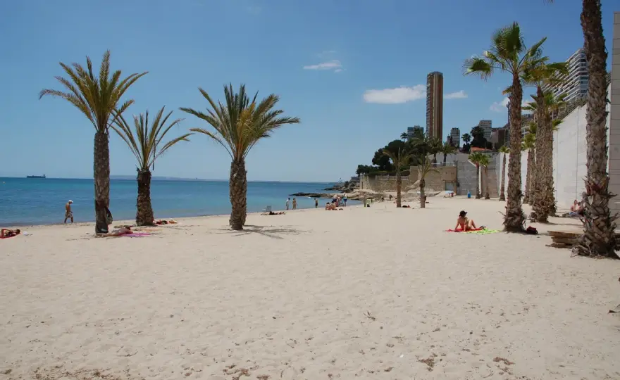 La Albufereta: tu guía para disfrutar la playa de Alicante