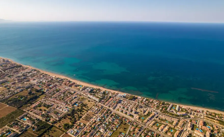 Playas de arena en Dénia - ¿Cuál elegir según tu plan?