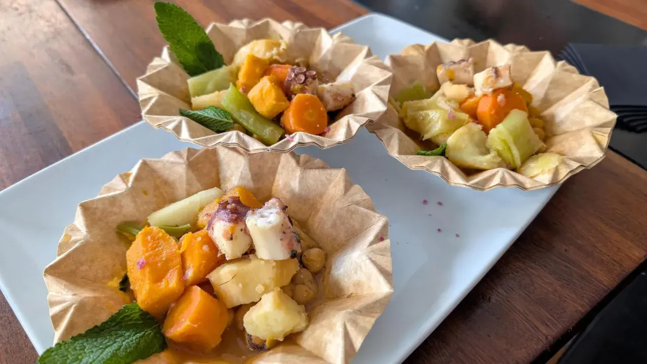 Delicioso pulpo con verduras y patatas, una muestra de la comida típica de Alicante.