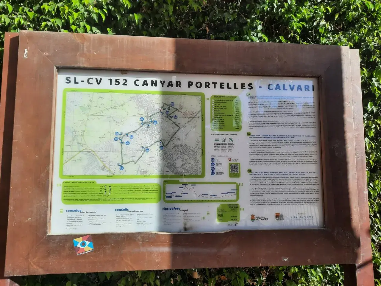Panel informativo del parque municipal El Cañar de les Portelles, con mapa de ruta y consejos para senderistas.