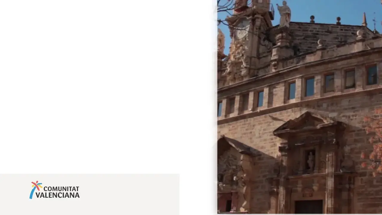 Edificio histórico en Alicante, parte de la ruta de la seda. Fachada de piedra con reloj y detalles ornamentales.
