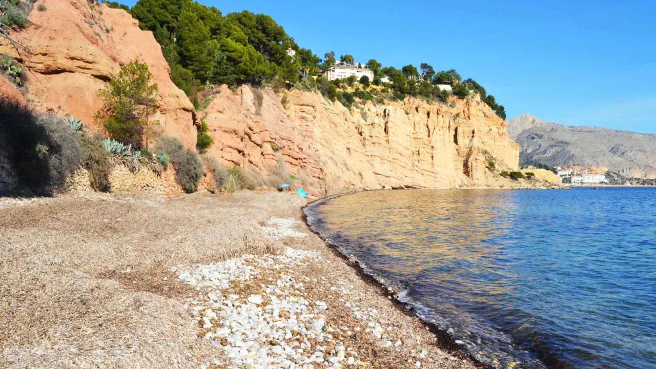 La playa de la solsida, con sus acantilados rojizos y aguas cristalinas, invita a la calma.