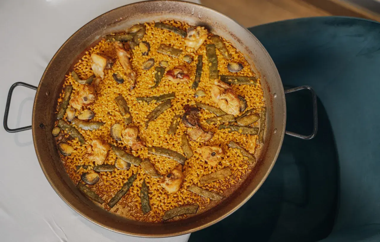 Paella valenciana tradicional, con pollo, judías verdes y mejillones. ¡La mejor paella en Valencia!