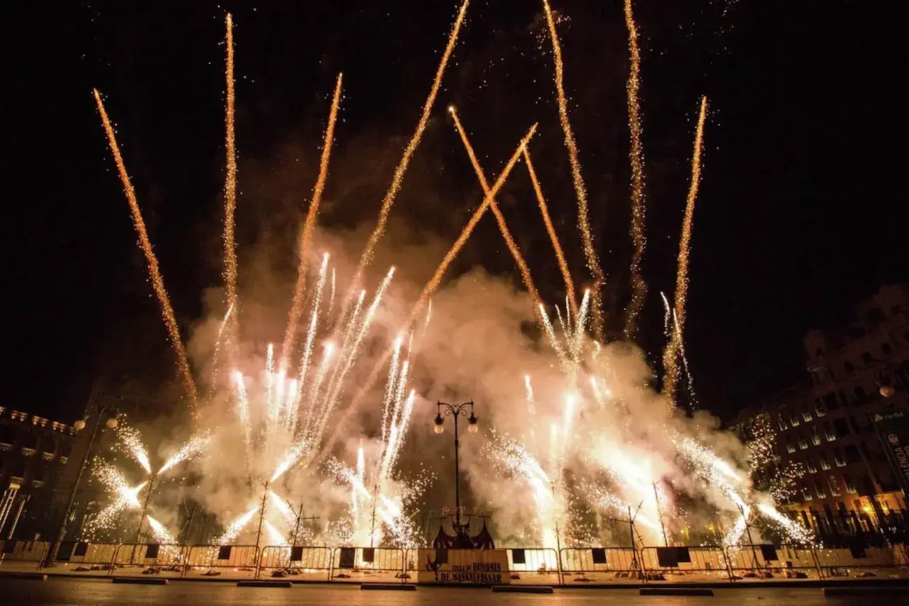 Espectacular castillo de fuegos artificiales ilumina la noche en la feria de julio de Valencia, creando un ambiente festivo y mágico.