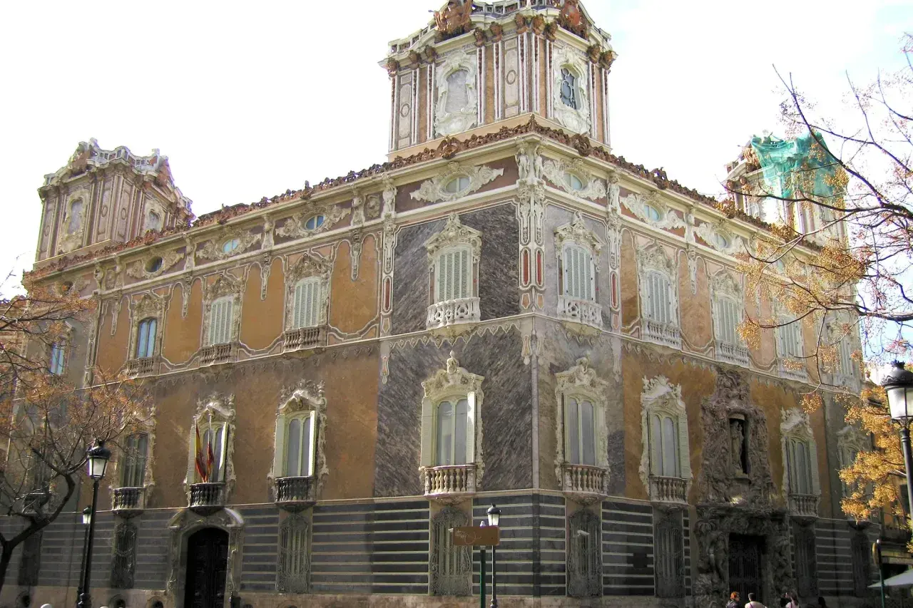 Fachada ornamentada del Museo de Cerámica de Valencia, con detalles en mármol y balcones de hierro forjado.