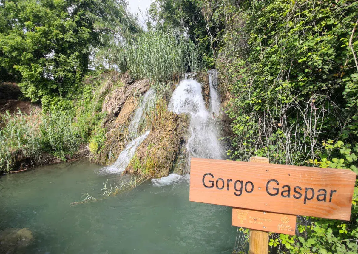 Cascada en la ruta de las 3 cascadas, con un cartel de madera que dice "Gorgo Gaspar".