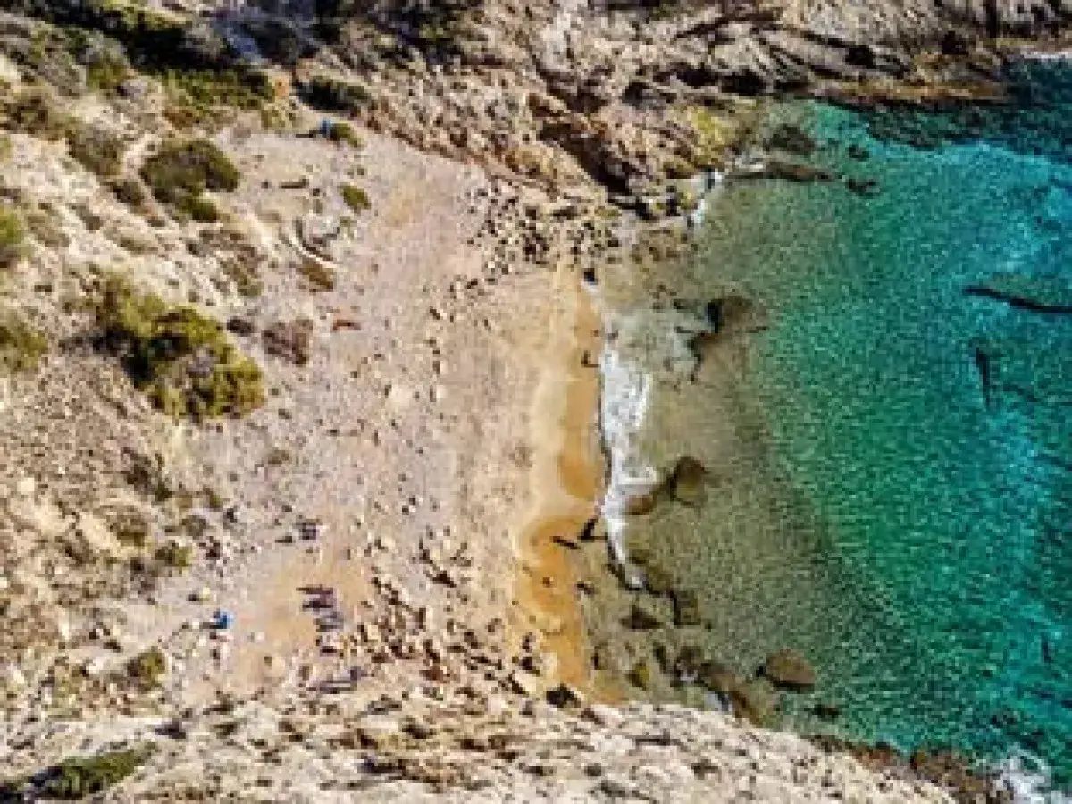 Vista aérea de la cala Tío Ximo, con aguas cristalinas y rocas. Un lugar perfecto para desconectar.