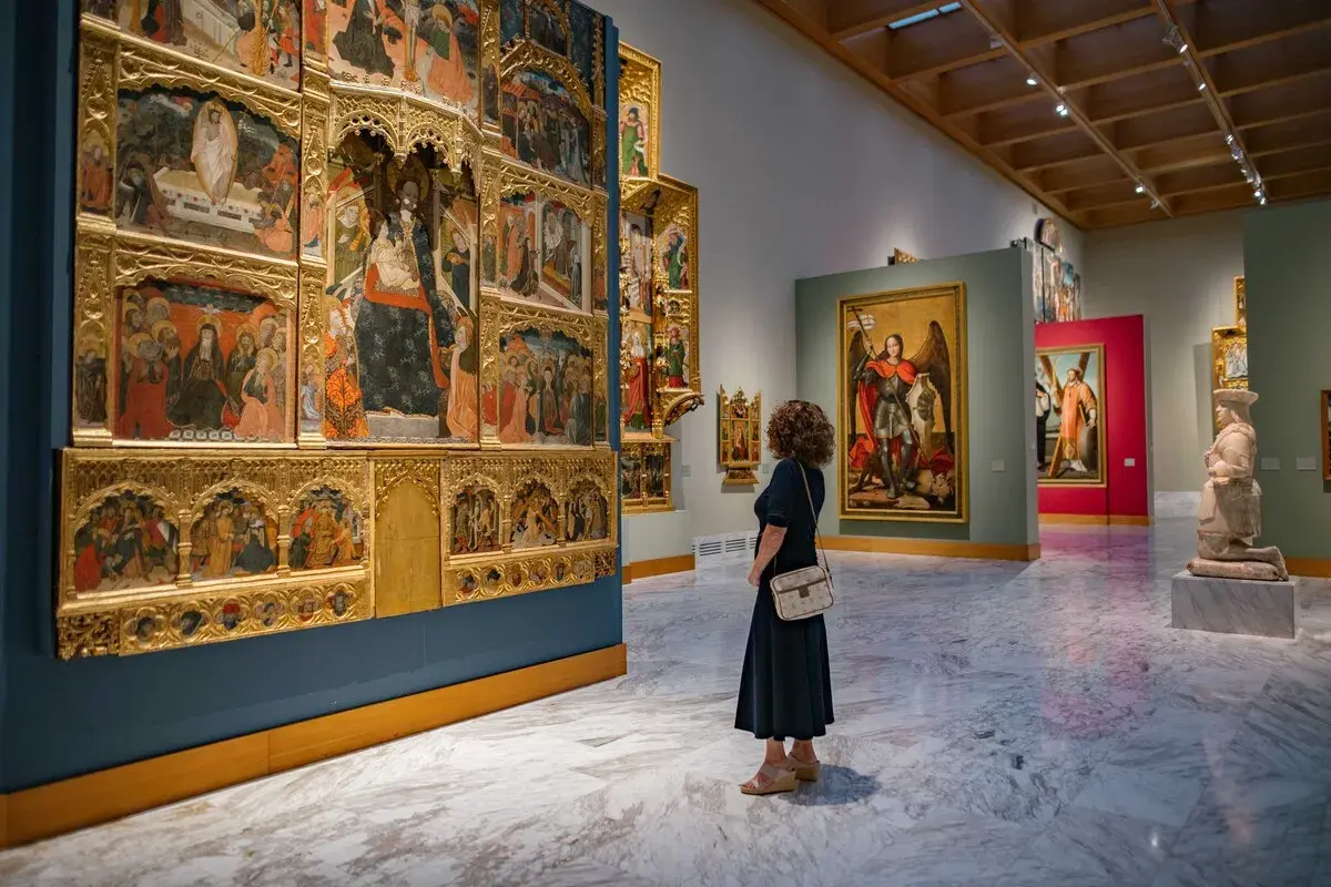 Una mujer admira un retablo gótico en uno de los museos de Valencia.
