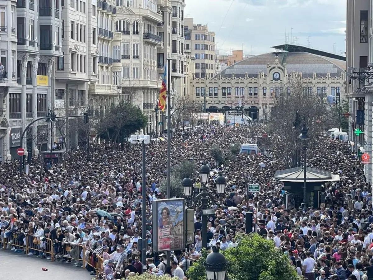 Multitudinaria **mascletà en Valencia**. Miles de personas abarrotan la calle para disfrutar del espectáculo pirotécnico.