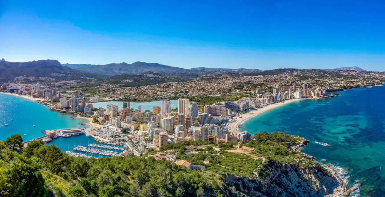 Vista panorámica de Calpe, donde se encuentra la costa de Alicante, con su puerto deportivo, playas y edificios modernos.