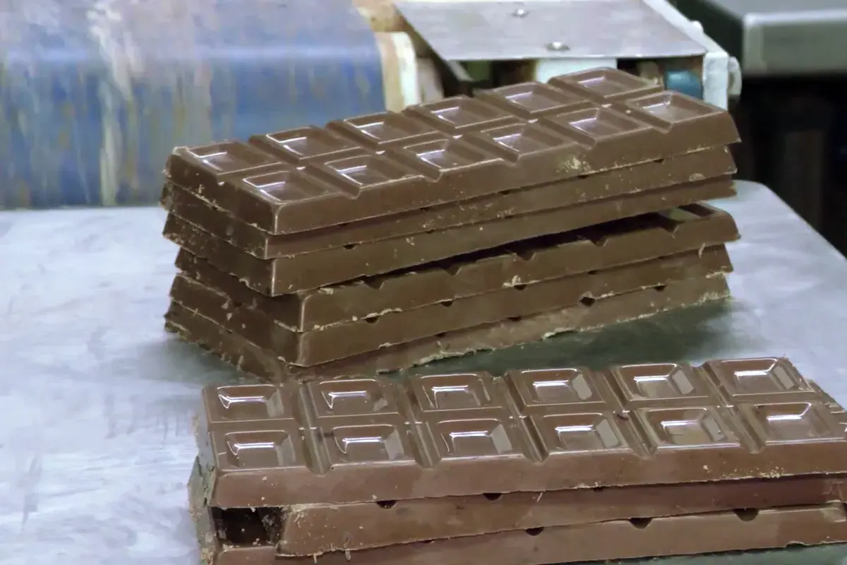 Barras de chocolate apiladas, listas para ser empaquetadas. Un dulce recuerdo de los chocolates Pérez Villajoyosa.