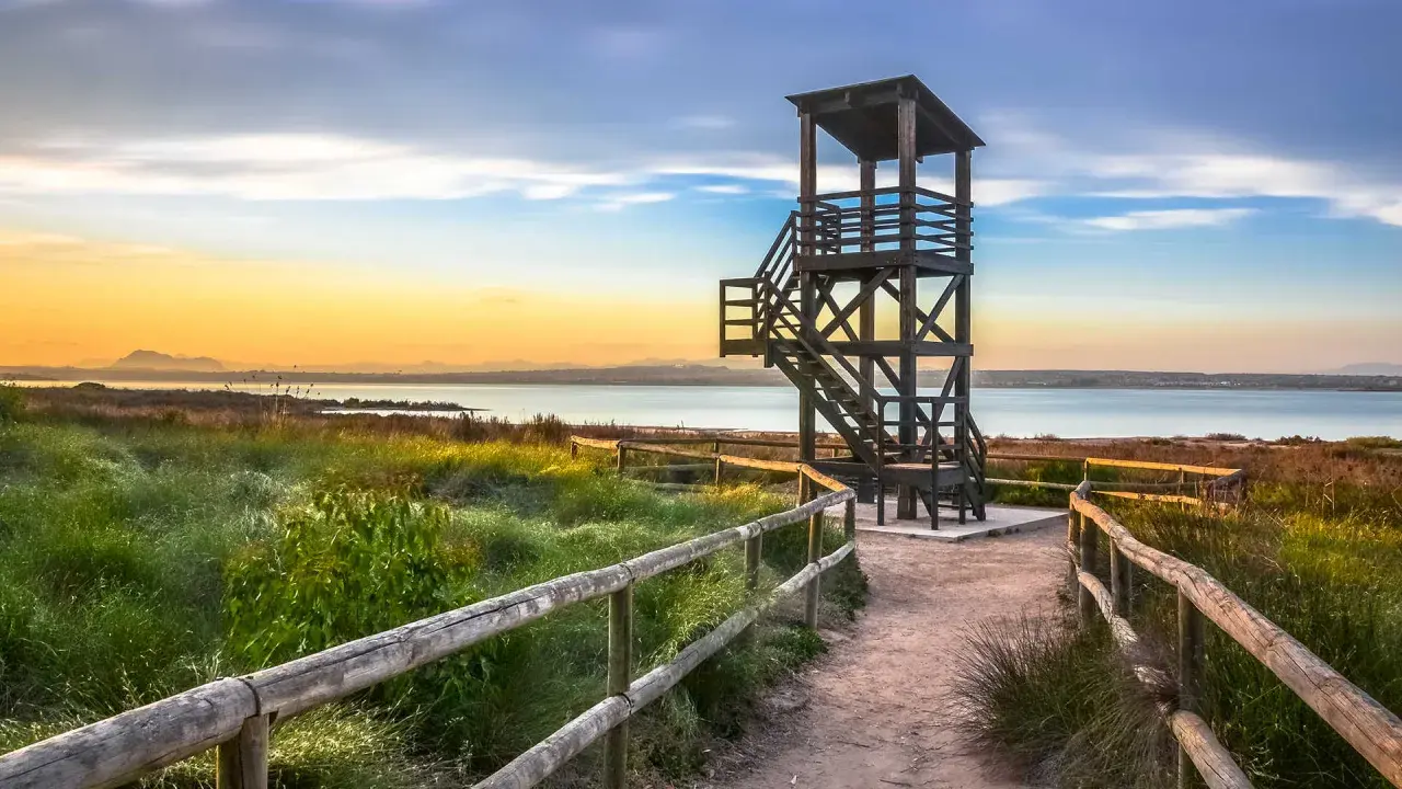Torre de observación en el parque natural de las lagunas de La Mata y Torrevieja, al atardecer.