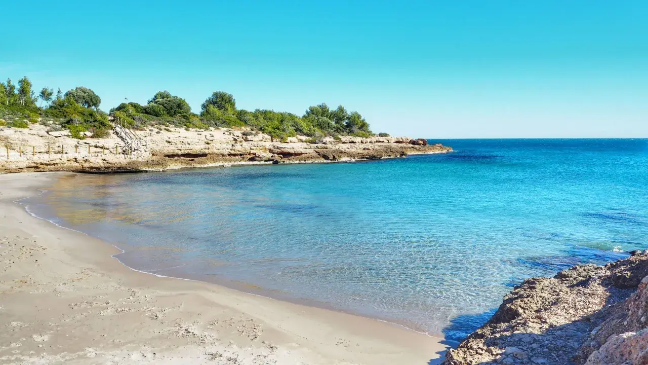 La cala vidre, con su arena dorada y aguas cristalinas, invita a un baño refrescante bajo el sol.