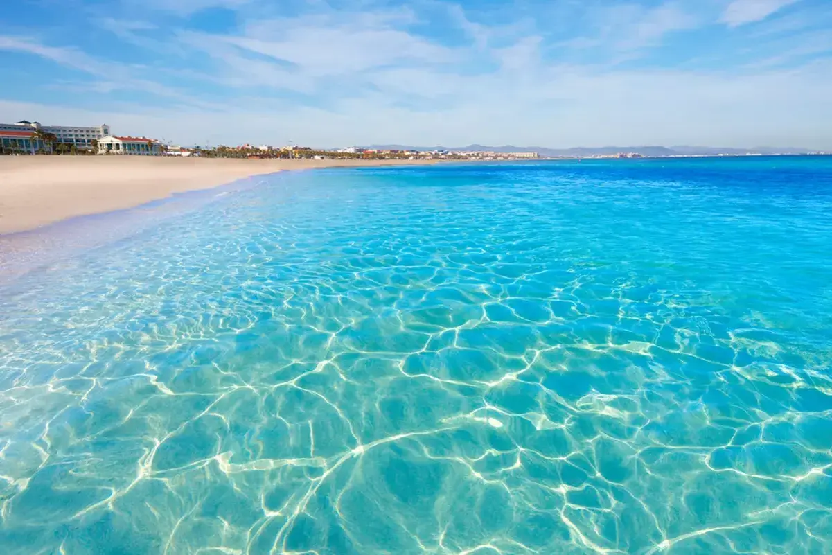 Aguas cristalinas y arena dorada en la mejor playa de Valencia. Un paraíso azul que invita a soñar.