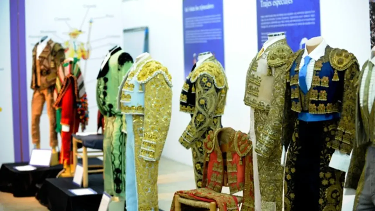 Trajes de luces exhibidos en el museo taurino valencia, con bordados dorados y colores vibrantes.