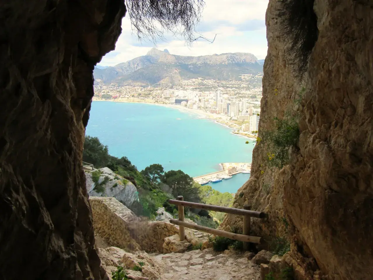 Vista desde la altura del Peñón de Ifach, con el mar turquesa y la costa de Calpe.
