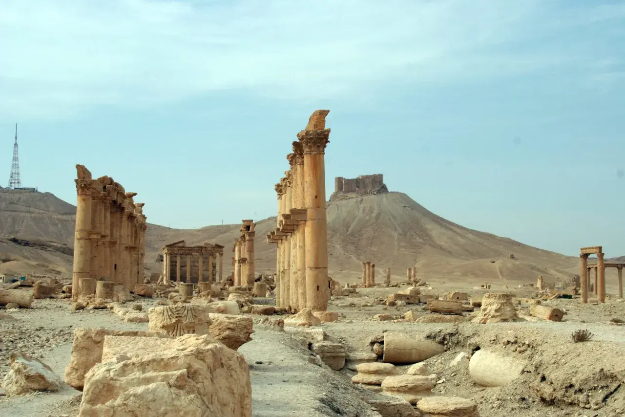 Ruinas de los covetes dels moros, con columnas y restos de edificios antiguos en un paisaje desértico.