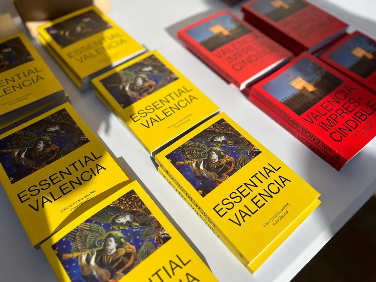 Libros "Essential Valencia" y "Valencia Imprescindible" listos para explorar los monumentos de Valencia.