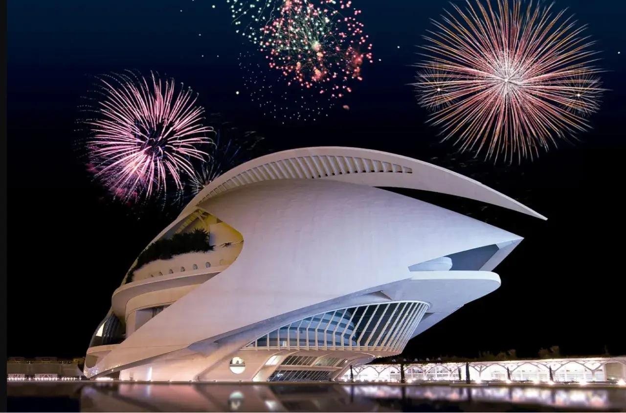 Espectacular noche de fuegos artificiales sobre el Hemisfèric de Valencia, un castillo de luz y color.