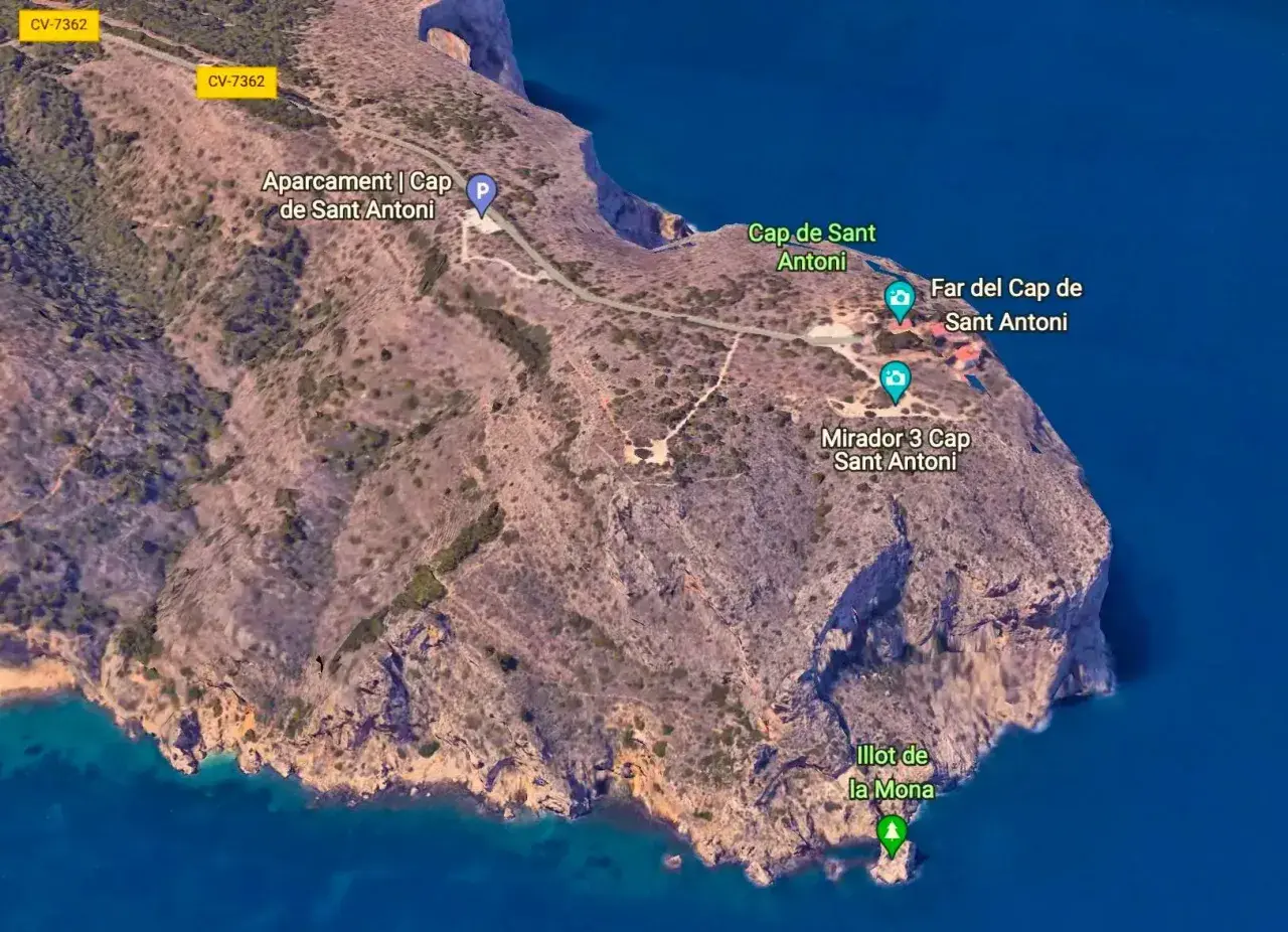 Vista aérea del cabo de San Antonio, mostrando el faro, miradores y el Illot de la Mona. Se ve la carretera CV-7362 y el aparcamiento.
