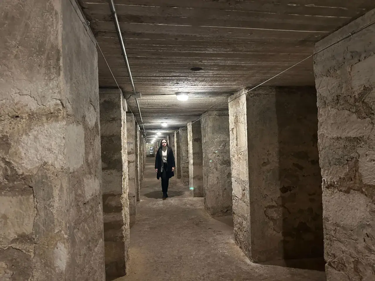 Una mujer camina por un túnel de refugio antiaéreo de la guerra civil en Alicante.