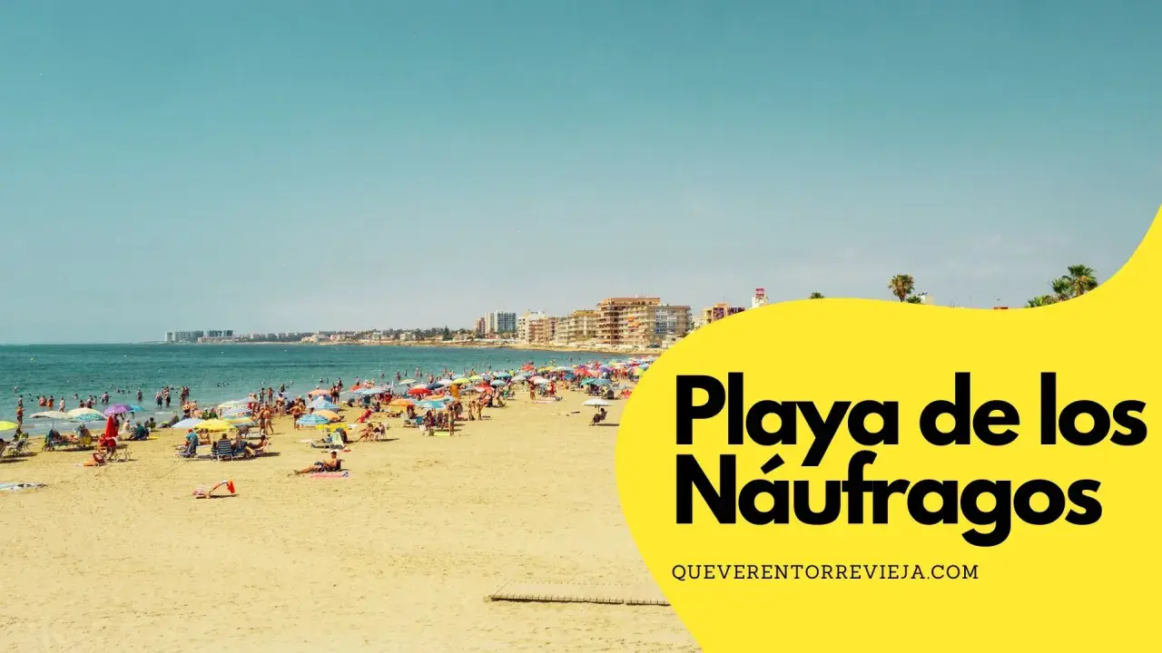 La playa de los náufragos, llena de sombrillas y gente disfrutando del sol y el mar.