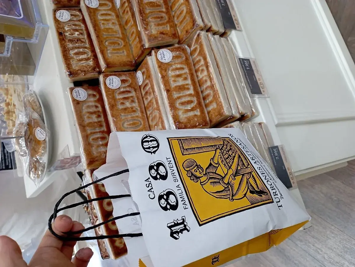 Bolsa de turrones 1880 con el logo de Casa Familia Sirvent. Varios turrones de Toledo envasados individualmente.