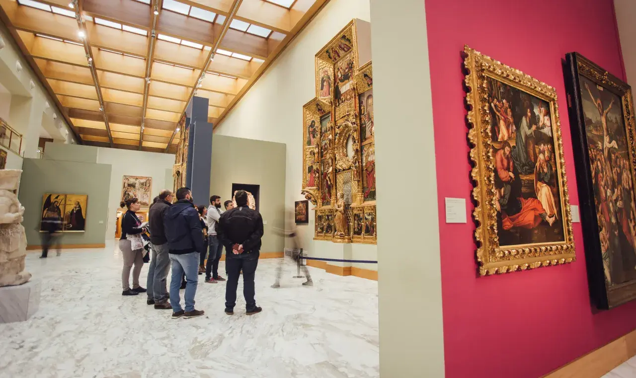 Visitantes admiran obras de arte en el museo de bellas artes valencia.
