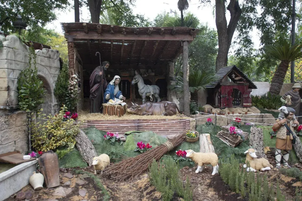 El belén de Xàtiva recrea la escena del nacimiento con San José, la Virgen María, el niño Jesús, animales y pastores.