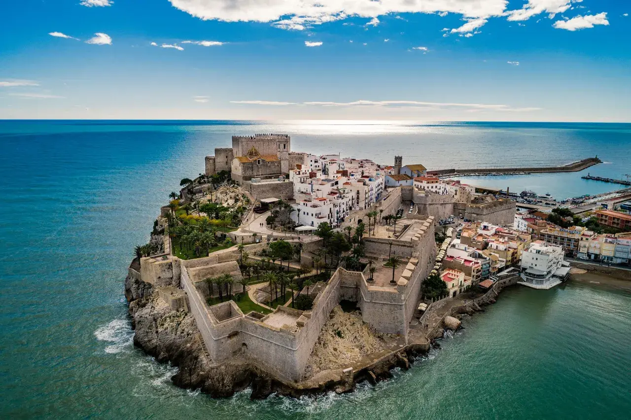 El **puerto de Peñíscola** se asoma al mar Mediterráneo, con su imponente castillo y casas blancas aferradas a la roca.